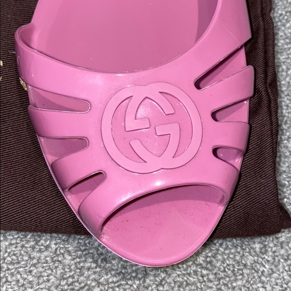 GUCCI pink rubberized peep toe pool vacation flat - Picture 5 of 8